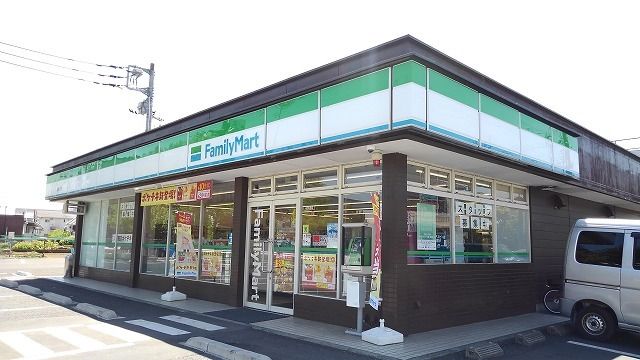 近くのファミリーマート加須久下店まで900m（徒歩12分）