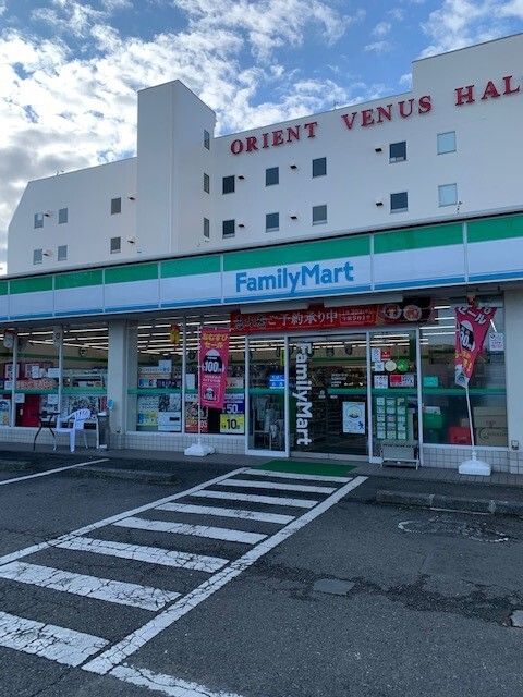 近くのファミリーマート河辺駅北口店まで450m（徒歩6分）