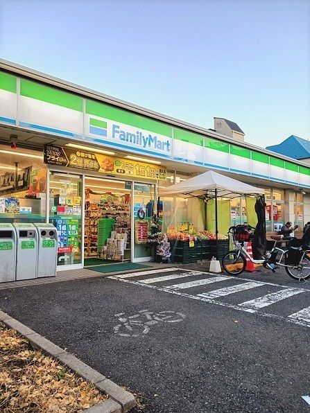 近くのファミリーマート浮間中央通り店まで257m（徒歩4分）