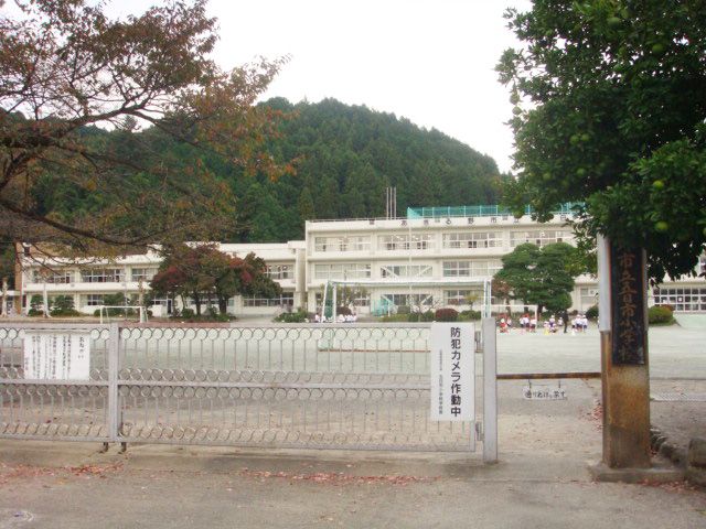 近くのあきる野市立五日市小学校まで678m（徒歩9分）