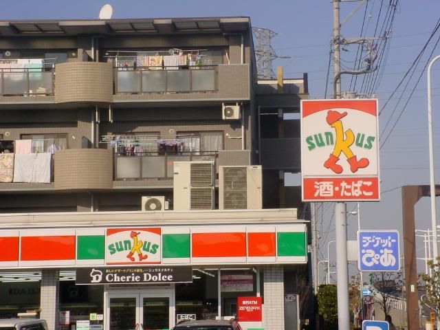 近くのコンビニまで240m（徒歩3分）