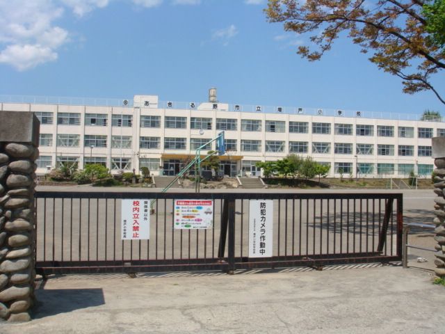 近くのあきる野市立増戸小学校まで113m（徒歩2分）