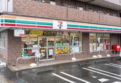 近くのセブンイレブン 多摩関戸5丁目店まで136m（徒歩2分）