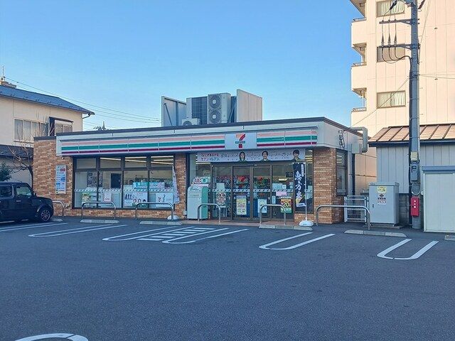 近くのセブンイレブン足立栗原4丁目店まで153m(徒歩2分)