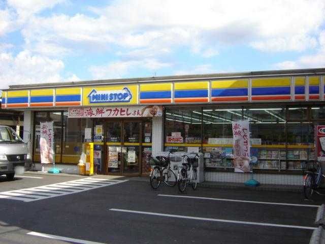 近くのミニストップ八潮8丁目店まで416m（徒歩6分）