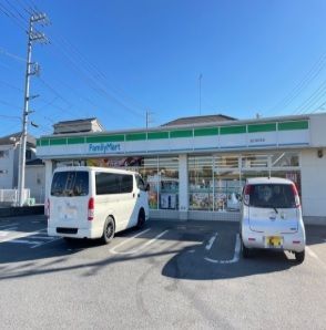 近くのファミリーマートまで1,100m（徒歩14分）