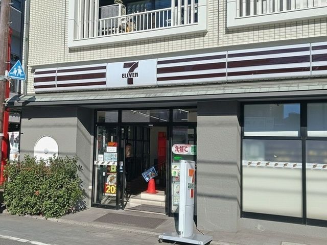 近くのセブンイレブン西新井大師前店まで327m（徒歩5分）