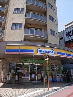 近くのミニストップまで172m（徒歩3分）