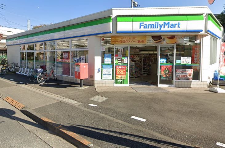 近くのファミリーマートまで201m（徒歩3分）