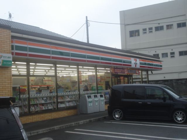 近くのセブンイレブンまで848m（徒歩11分）