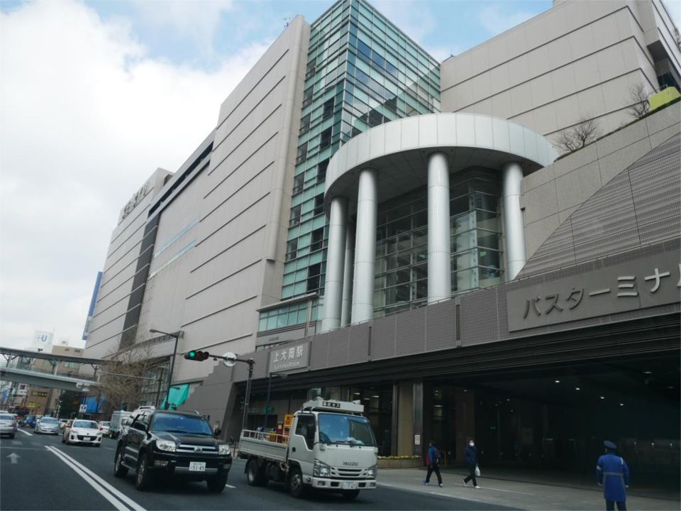 近くの京急百貨店 上大岡店まで670m（徒歩9分）