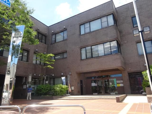 近くの足立区立舎人図書館まで450m（徒歩6分）