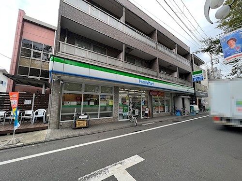 近くのファミリーマート まるいし祖師谷店まで534m（徒歩7分）