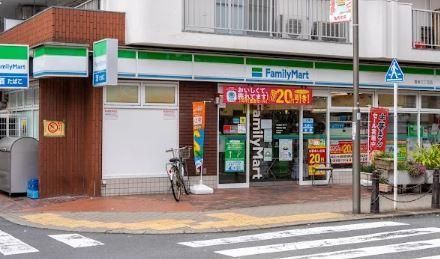 近くのファミリーマート 亀有三丁目店まで324m（徒歩5分）