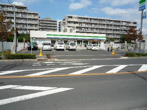 近くのファミリーマート アイダ草加中央店まで96m（徒歩2分）