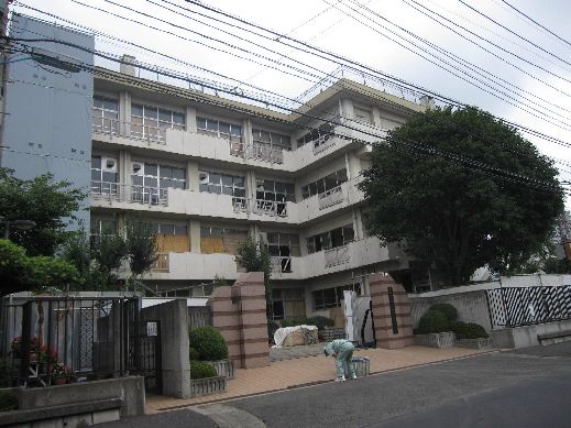 近くのさいたま市立浦和大里小学校まで374m（徒歩5分）