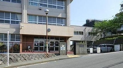 近くの富士見小学校まで1,590m(徒歩20分)