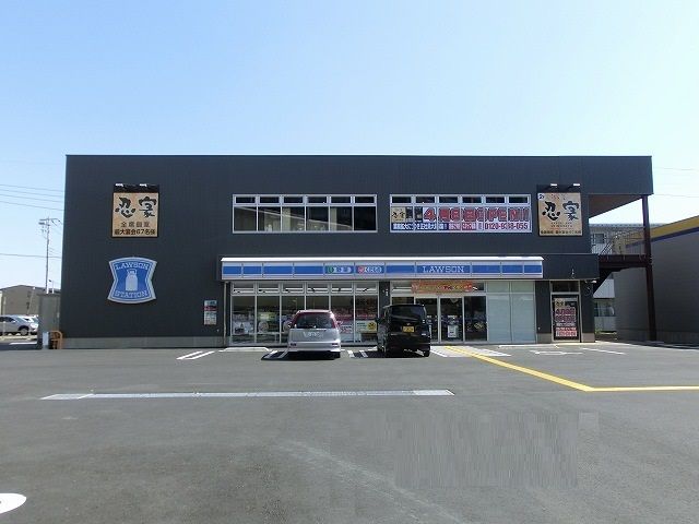 近くのローソン三郷中央店まで350m（徒歩5分）