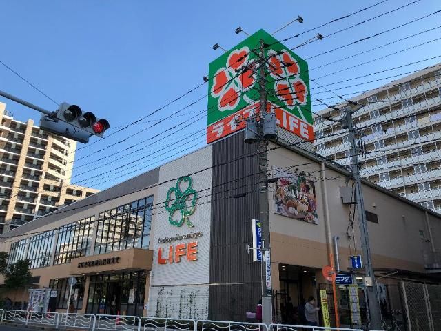 近くのライフ東砂店まで832m（徒歩11分）