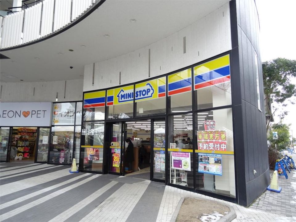 近くのミニストップ イオンレイクタウン店まで208m（徒歩3分）
