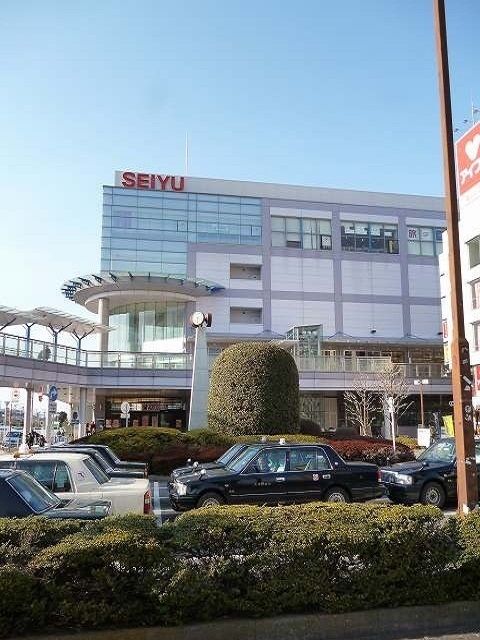 近くの西友福生店まで950m（徒歩12分）