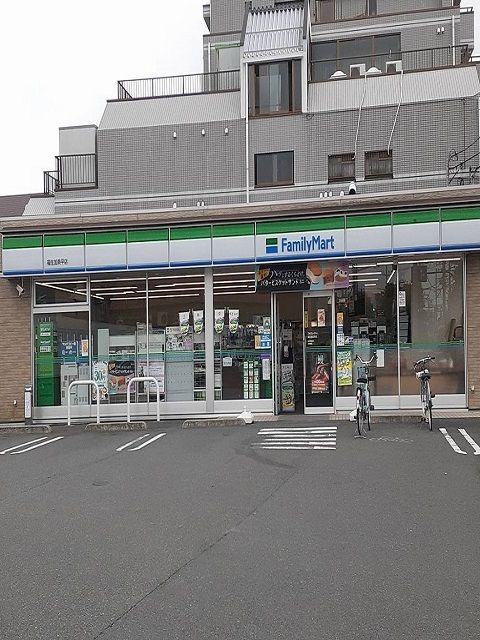 近くのファミリーマート福生加美平店まで300m（徒歩4分）
