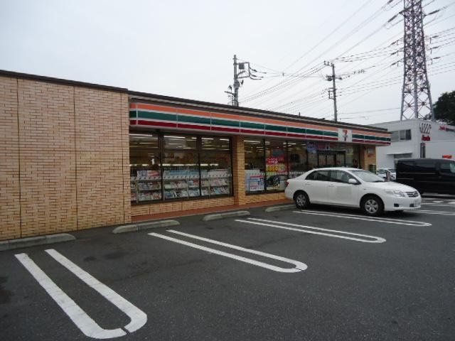 近くのセブンイレブン深大寺店まで562m（徒歩8分）