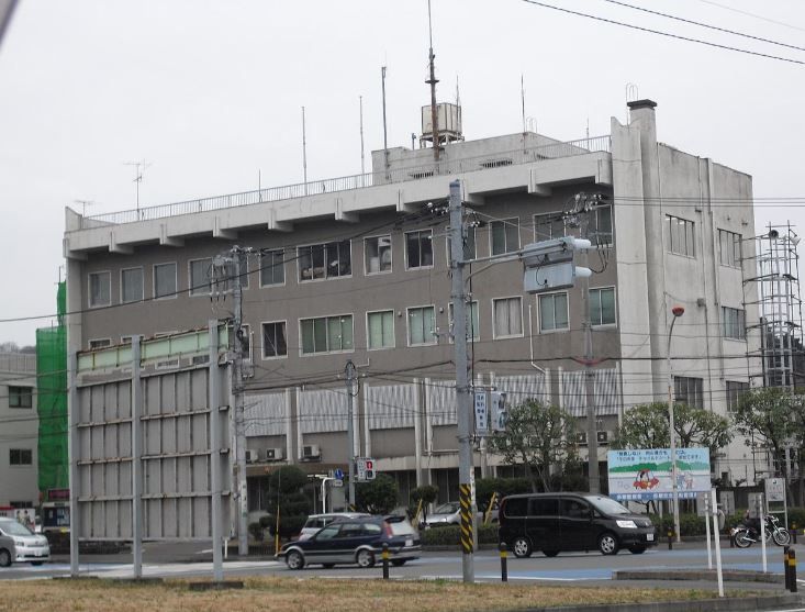 近くの多摩警察署まで338m（徒歩5分）