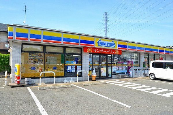 近くのミニストップまで498m（徒歩7分）
