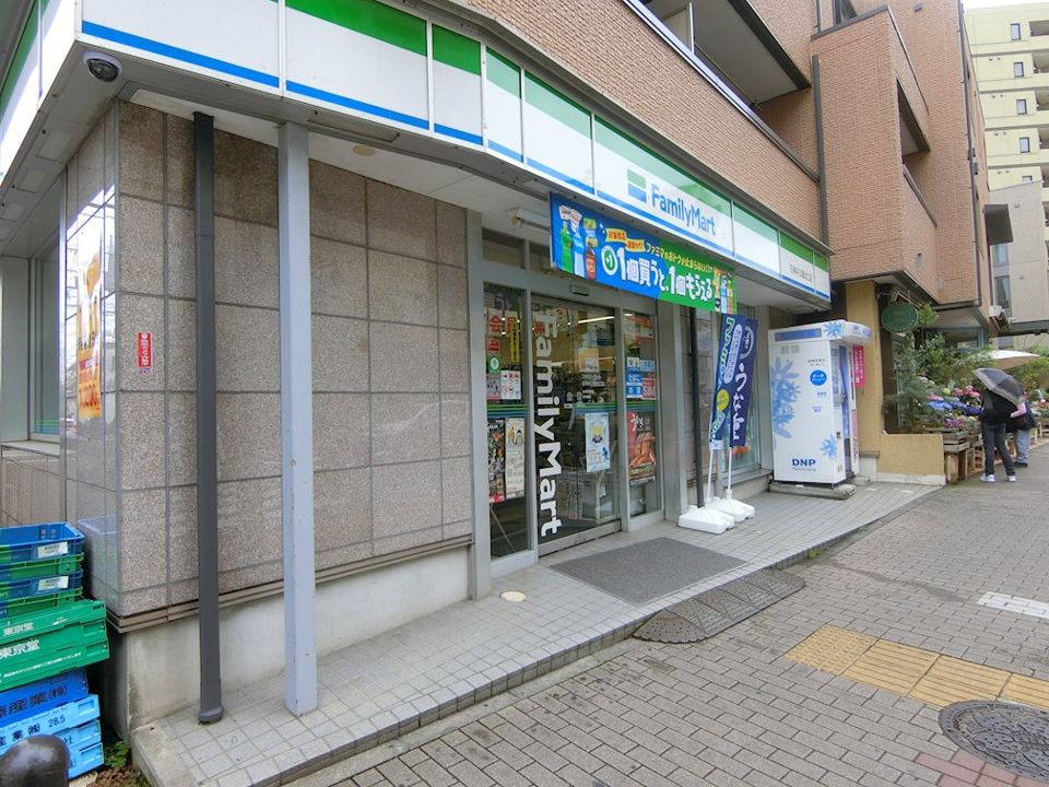 近くのファミリーマート 石神井公園店まで257m（徒歩4分）