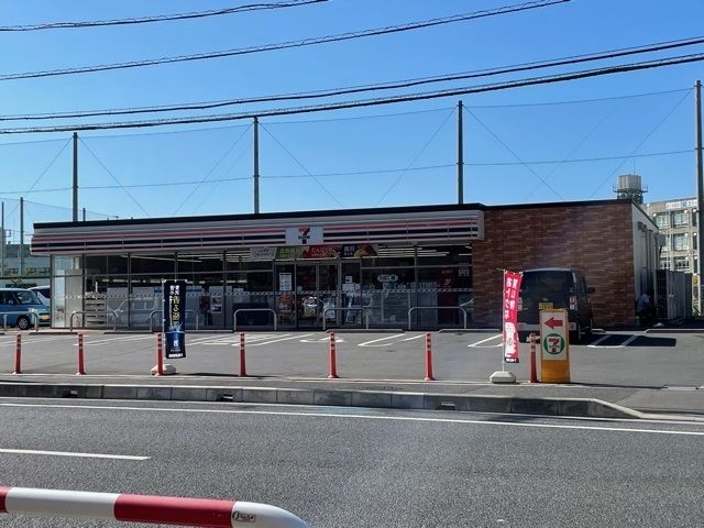 近くのセブン　さいたま島小学校前店まで700m（徒歩9分）