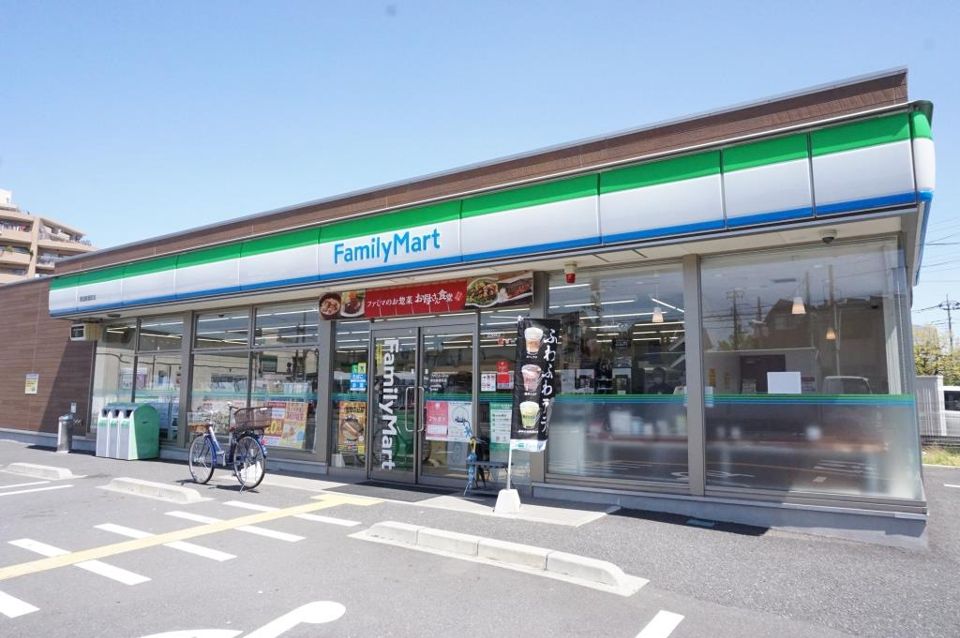 近くのファミリーマート 草加新里町店まで544m（徒歩7分）