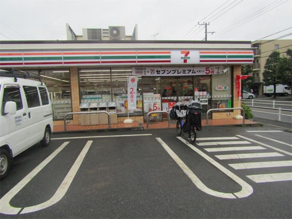 近くのセブンイレブン 狛江猪方3丁目店まで585m（徒歩8分）