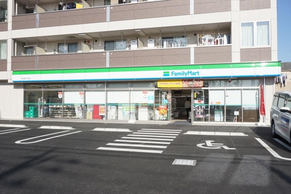 近くのファミリーマート 保木間五丁目店まで348m(徒歩5分)