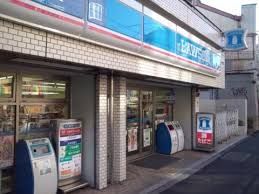 近くのローソン 代々木三丁目店まで328m（徒歩5分）