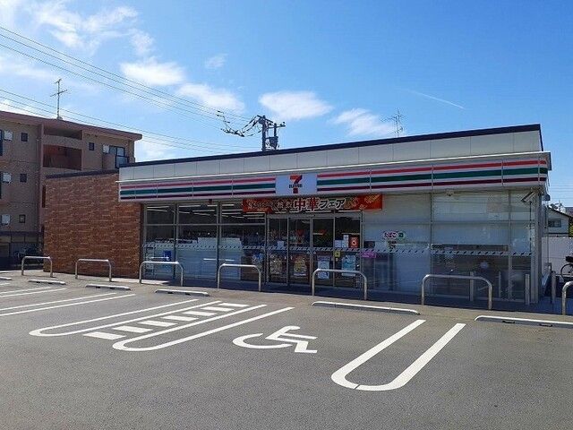 近くのセブンイレブン伊奈羽貫駅前店まで560m（徒歩7分）