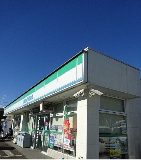 近くのファミリーマートまで130m（徒歩2分）