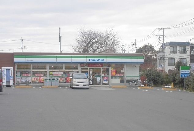 近くのファミリーマートまで700m(徒歩9分)