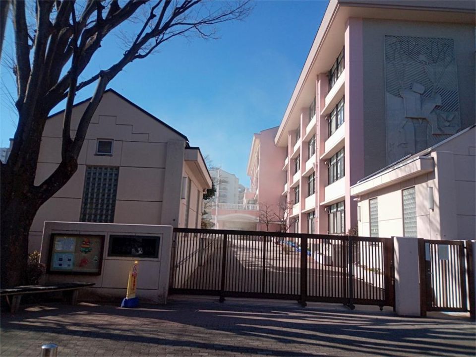 近くの練馬区立光が丘夏の雲小学校まで493m(徒歩7分)