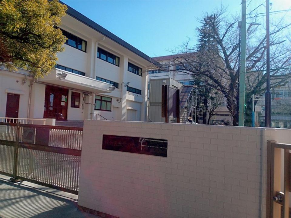 近くの練馬区立光が丘第三中学校まで296m(徒歩4分)