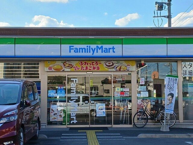 近くのファミリーマート川口戸塚店まで2,231m（徒歩28分）