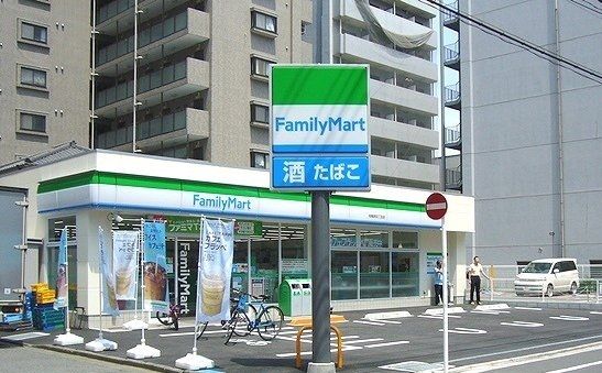 近くのファミリーマート相模原4丁目店まで300m(徒歩4分)