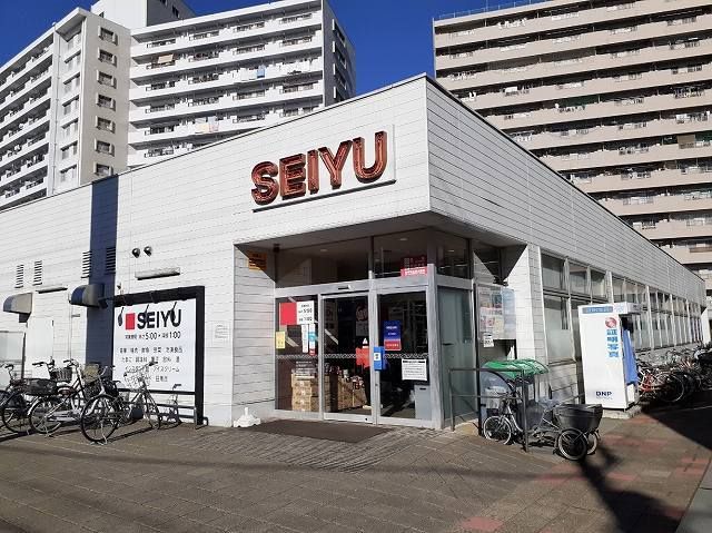 近くの西友所沢ニュータウン店まで500m(徒歩7分)