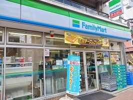 近くのファミリーマートまで290m（徒歩4分）