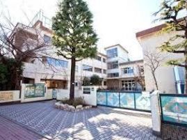 近くの目黒区立大岡山小学校まで609m(徒歩8分)