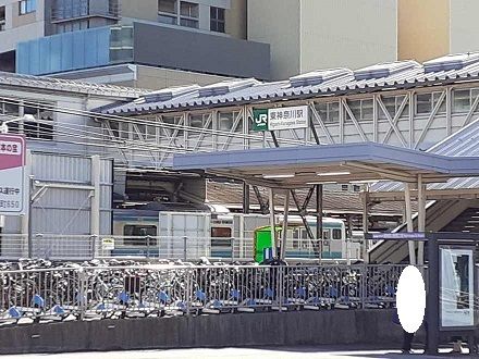 近くの東神奈川駅まで750m(徒歩10分)