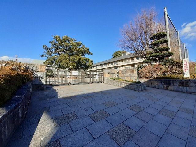 近くの相模原市立新磯小学校まで950m(徒歩12分)