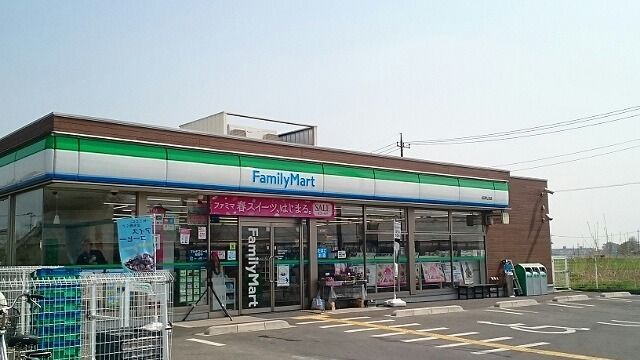近くのファミリーマート加須礼羽店まで500m(徒歩7分)