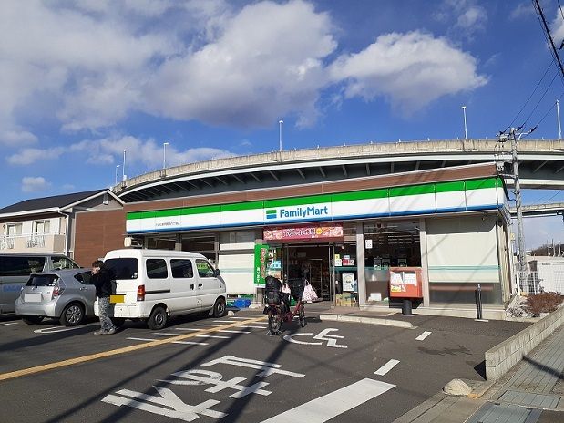 近くのファミマさいたま円阿弥6丁目店まで300m（徒歩4分）
