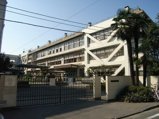 近くの立川市立立川第五中学校まで540m(徒歩7分)
